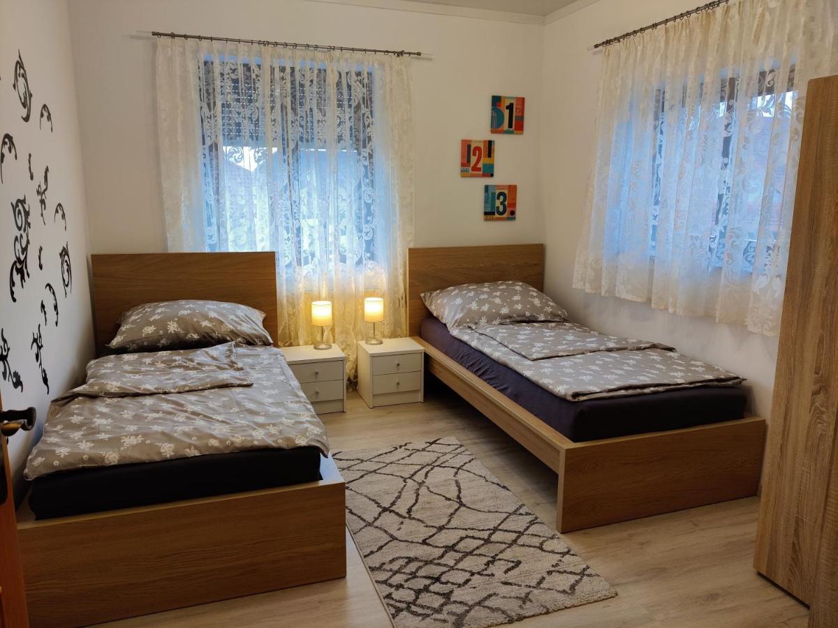 Holiday Home In Quiet Beautiful Area With Two Separate, Modern, Furnished Apartments Deutsch-Wagram Exterior foto