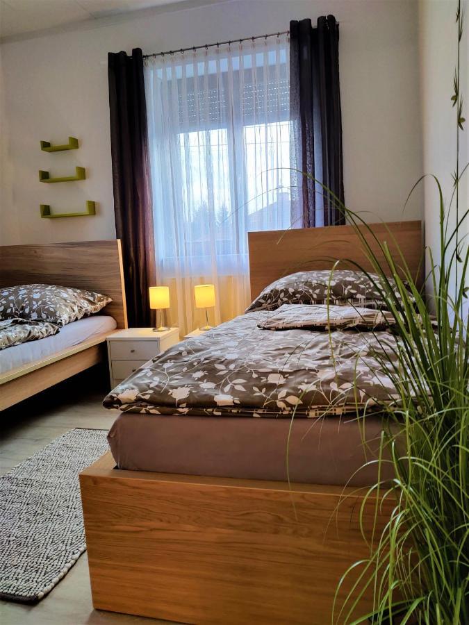 Holiday Home In Quiet Beautiful Area With Two Separate, Modern, Furnished Apartments Deutsch-Wagram Exterior foto