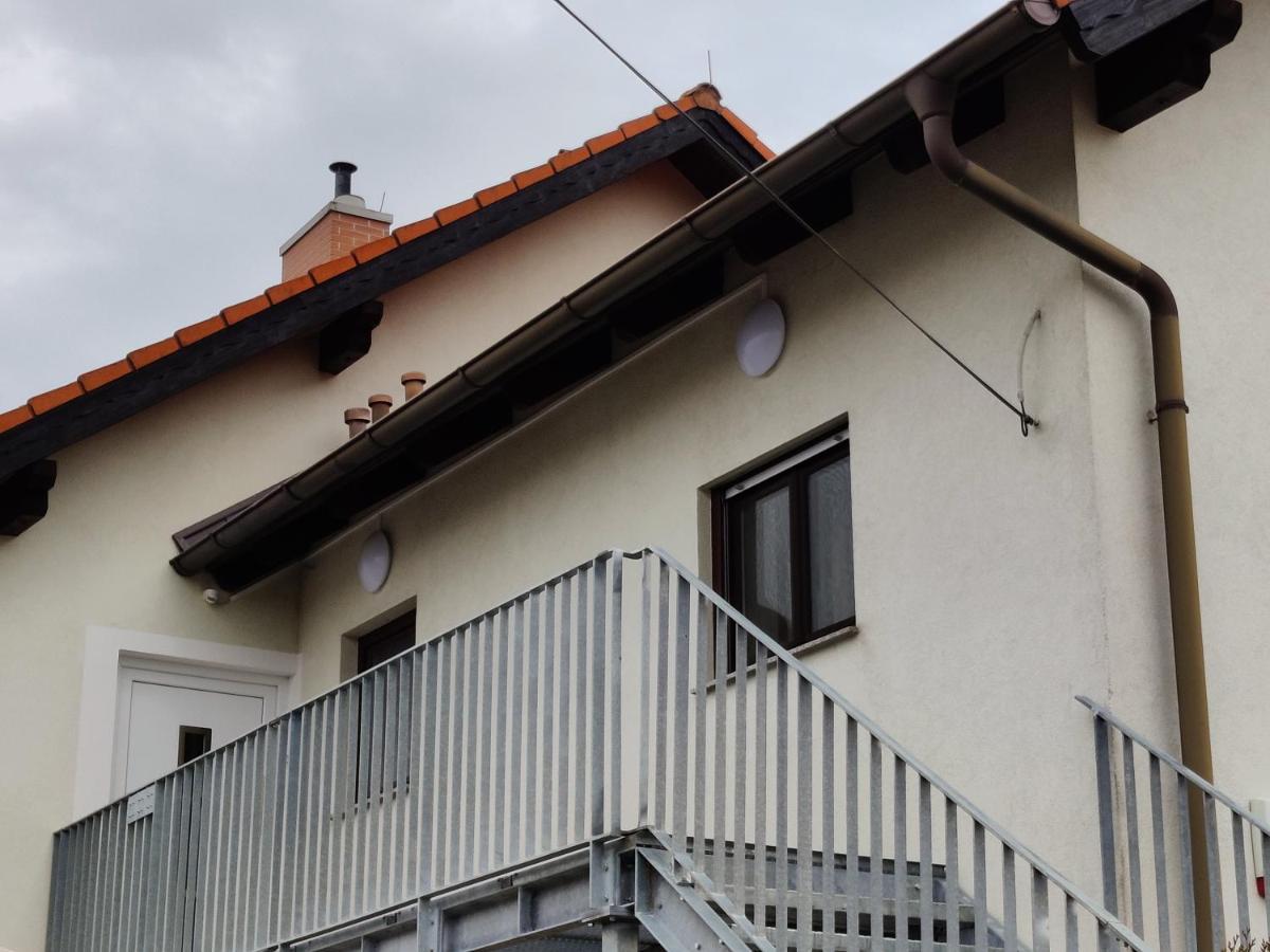 Holiday Home In Quiet Beautiful Area With Two Separate, Modern, Furnished Apartments Deutsch-Wagram Exterior foto