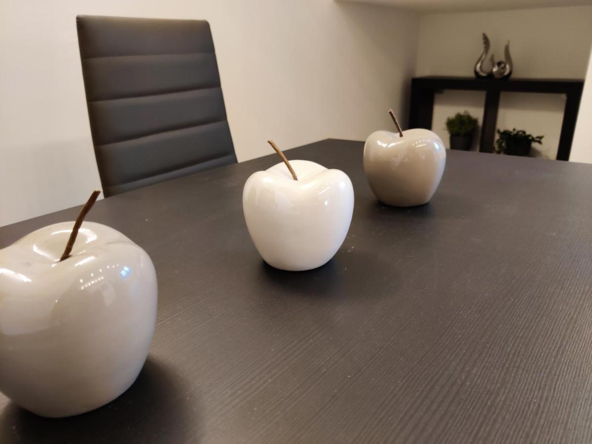 Holiday Home In Quiet Beautiful Area With Two Separate, Modern, Furnished Apartments Deutsch-Wagram Exterior foto