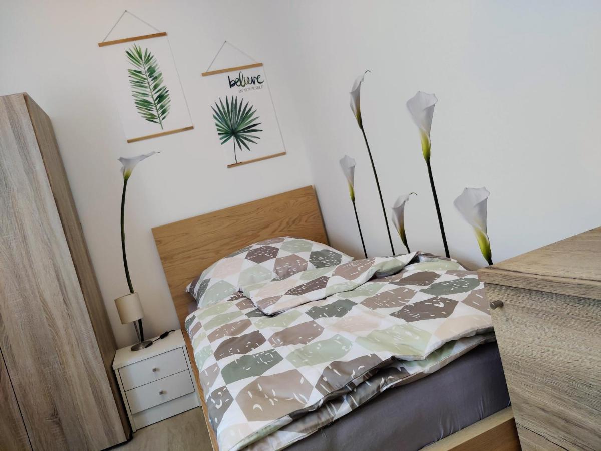 Holiday Home In Quiet Beautiful Area With Two Separate, Modern, Furnished Apartments Deutsch-Wagram Exterior foto